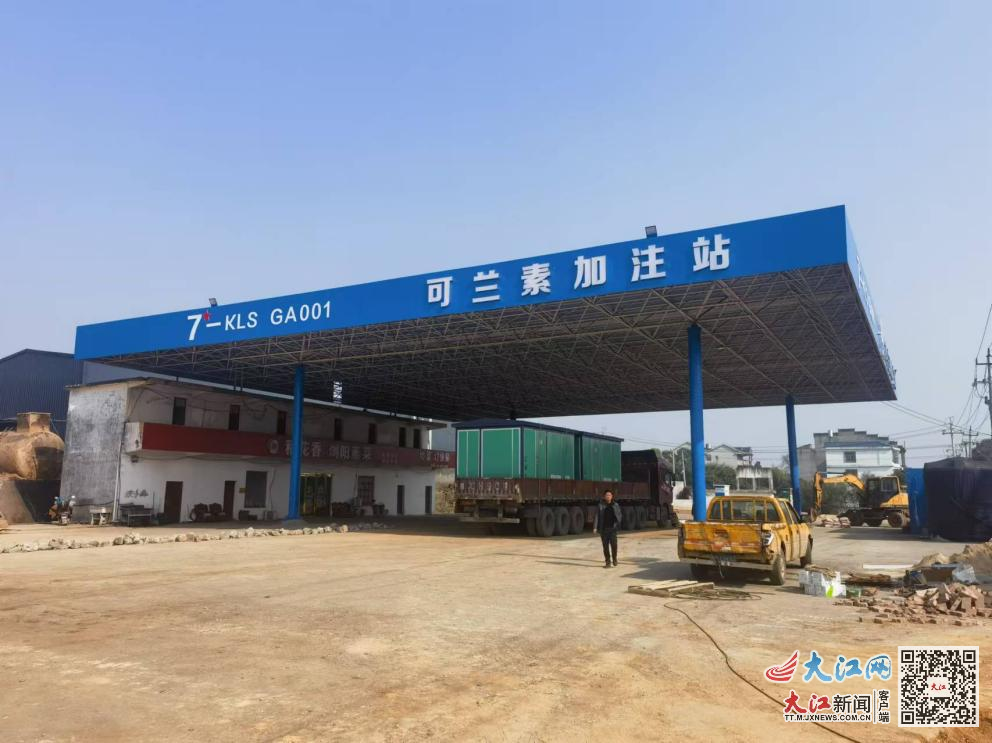 大型变压器运输到场，正在卸货安装