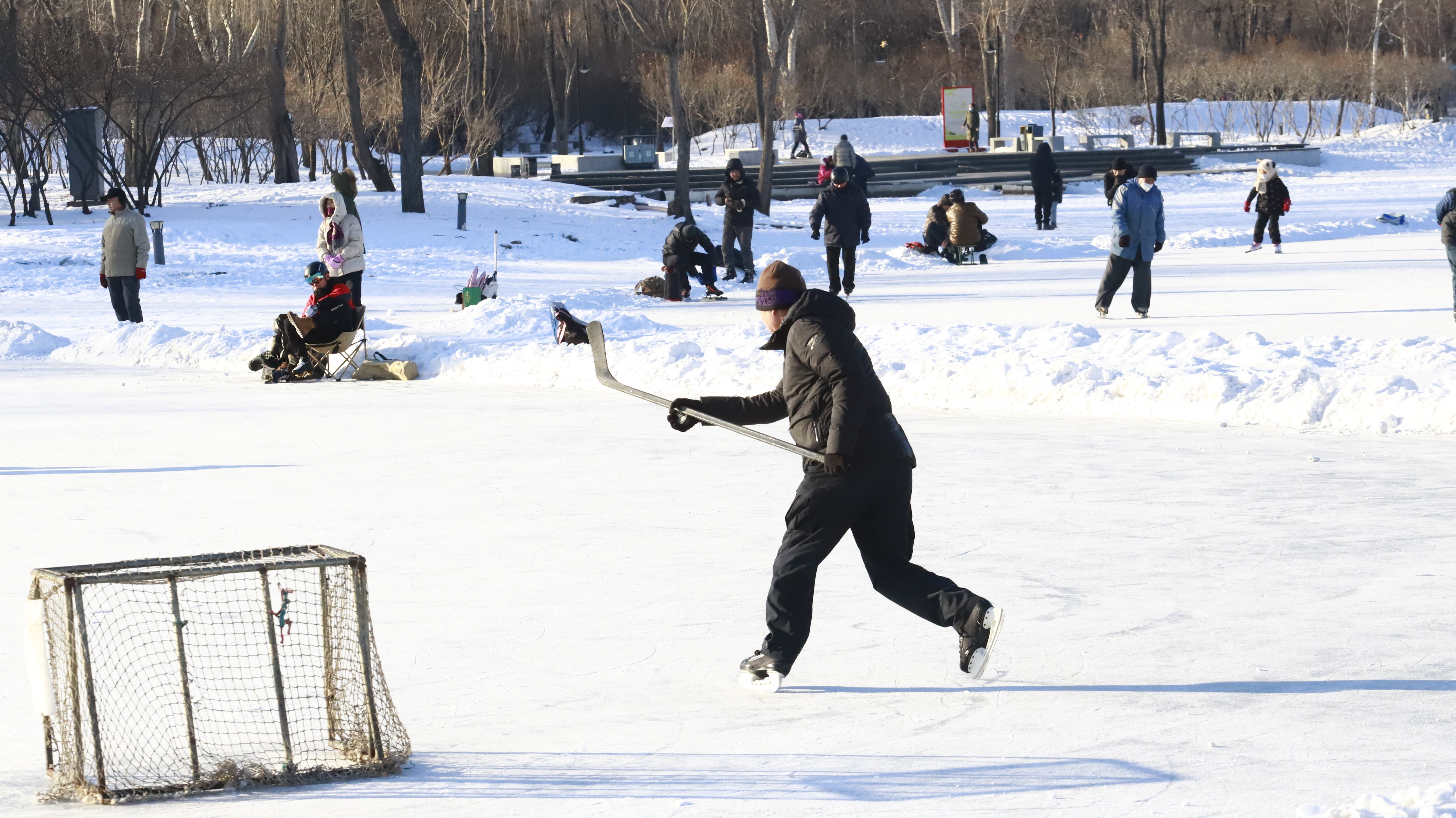 哈尔滨人开始全面展示技能!网友:天生的吗?快来看看你家附近的冰场吧