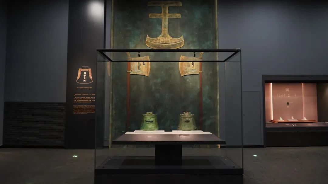 而在距离新干大墓东南约2.5千米处,考古人员发现了一座商代的城址——牛头城遗址,是一座方国都邑性质的城址。新干大墓还出土了国之重器青铜鼎30件,其中有12件或以圆雕卧虎装饰立耳,或以侧身扁虎作为鼎足。猛虎形象,构成了新干青铜文化的主要特色。