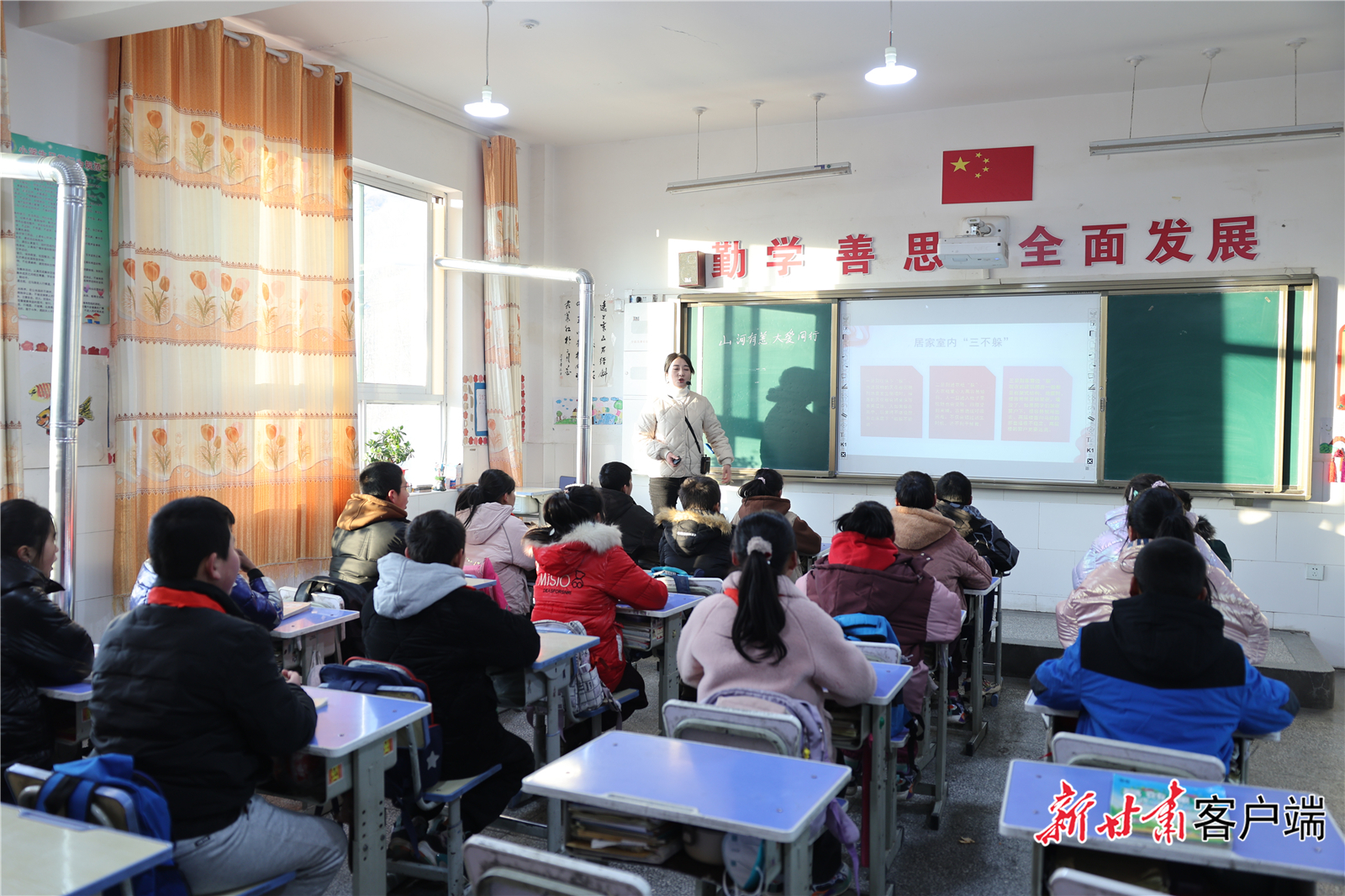 2023年12月25日，积石山6.2级地震发生的第7天，积石山县中小学开始有序复课。新甘肃&middot;甘肃日报记者　冯乐凯