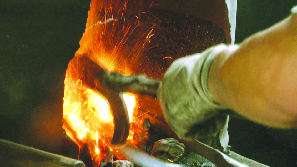 “百炼钢”纯手工锻造“绕指柔”　守艺人玩转打铁飞花