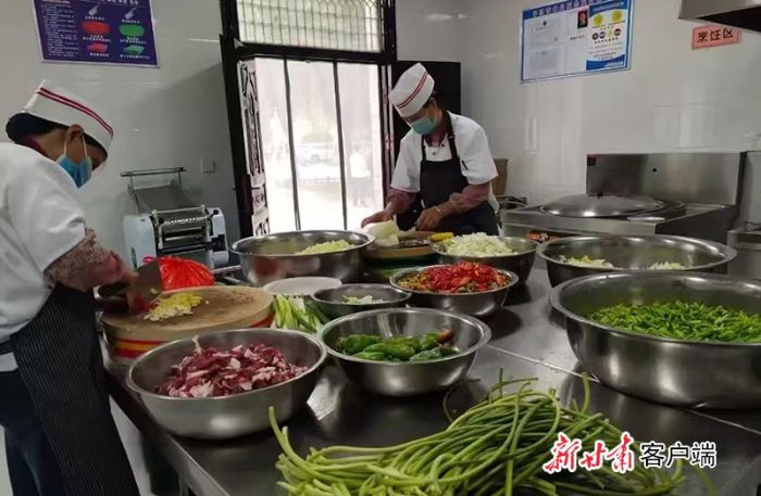 学校食堂工作人员正在准备营养午餐