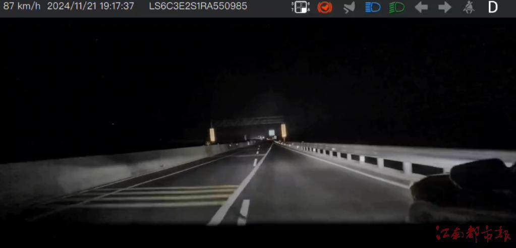 ▲ 剐撞事故发生瞬间,张生生车辆行驶记录仪视频画面。