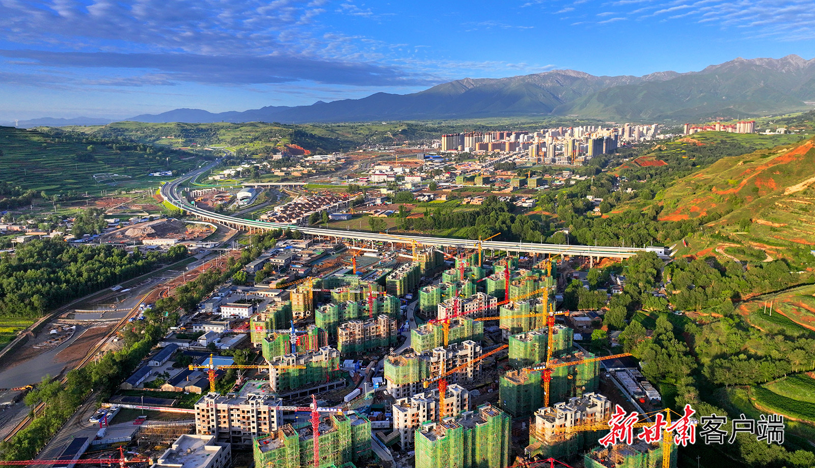 2024年7月，积石山县吹麻滩镇西片区B、C区集中安置点建设施工现场，一栋栋建筑鳞次栉比。新甘肃&middot;甘肃日报记者　田蹊