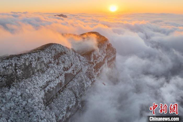 重庆金佛山：冰雪云海景观宛如人间仙境