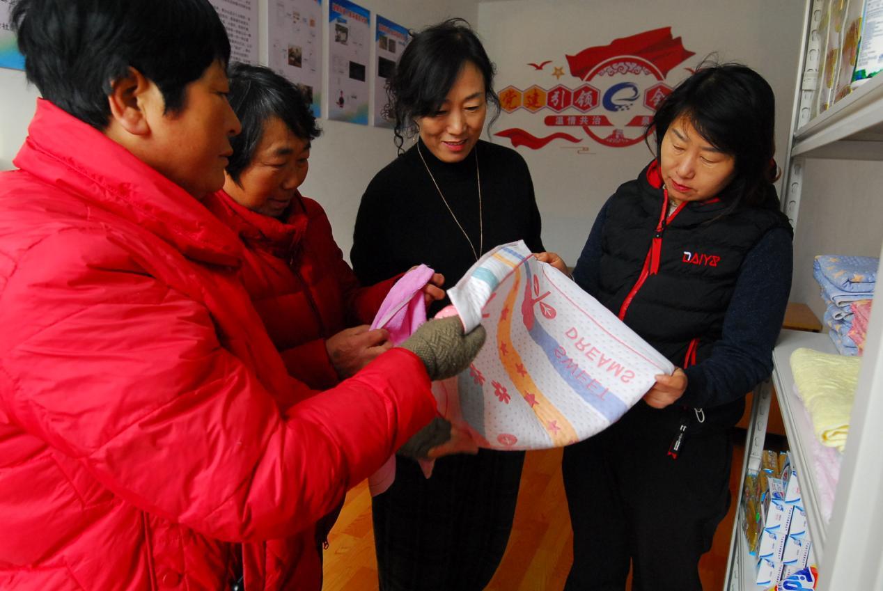 12月20日，山东省青岛市即墨区温泉街道山里村村民在村庄的“数字积分超市”挑选商品。