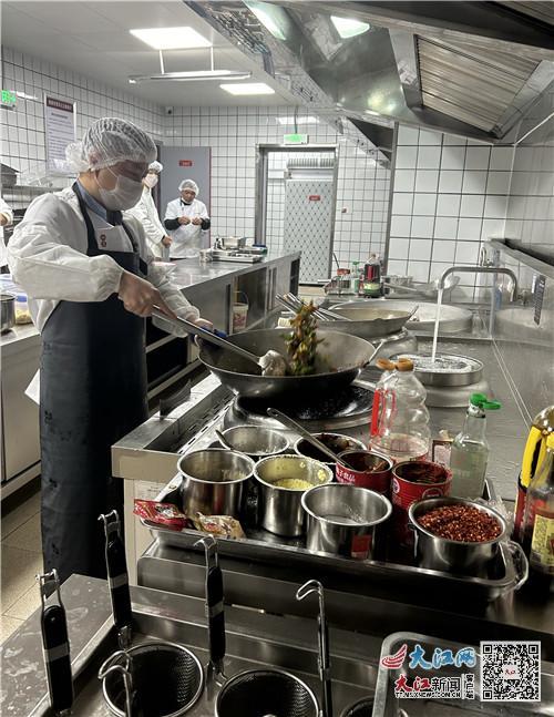 大江网/大江新闻客户端讯 全媒体记者卜玉莹报道：“炒粉、炒面、瓦罐汤里面都有”在南昌西站西南角夹层商业区域，来往旅客无不被一家名为赣鄱智慧印记小炒店内的吆喝叫卖声吸引，一家名为“赣鄱智慧印记”的赣菜馆，凭借着葱油爆炒香气在一众KFC、德克士等快餐店中脱颖而出。