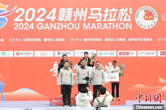 12月15日,2024赣州马拉松鸣枪起跑。图为男子马拉松比赛冠亚季军登台领奖。赣州市融媒体中心 供图