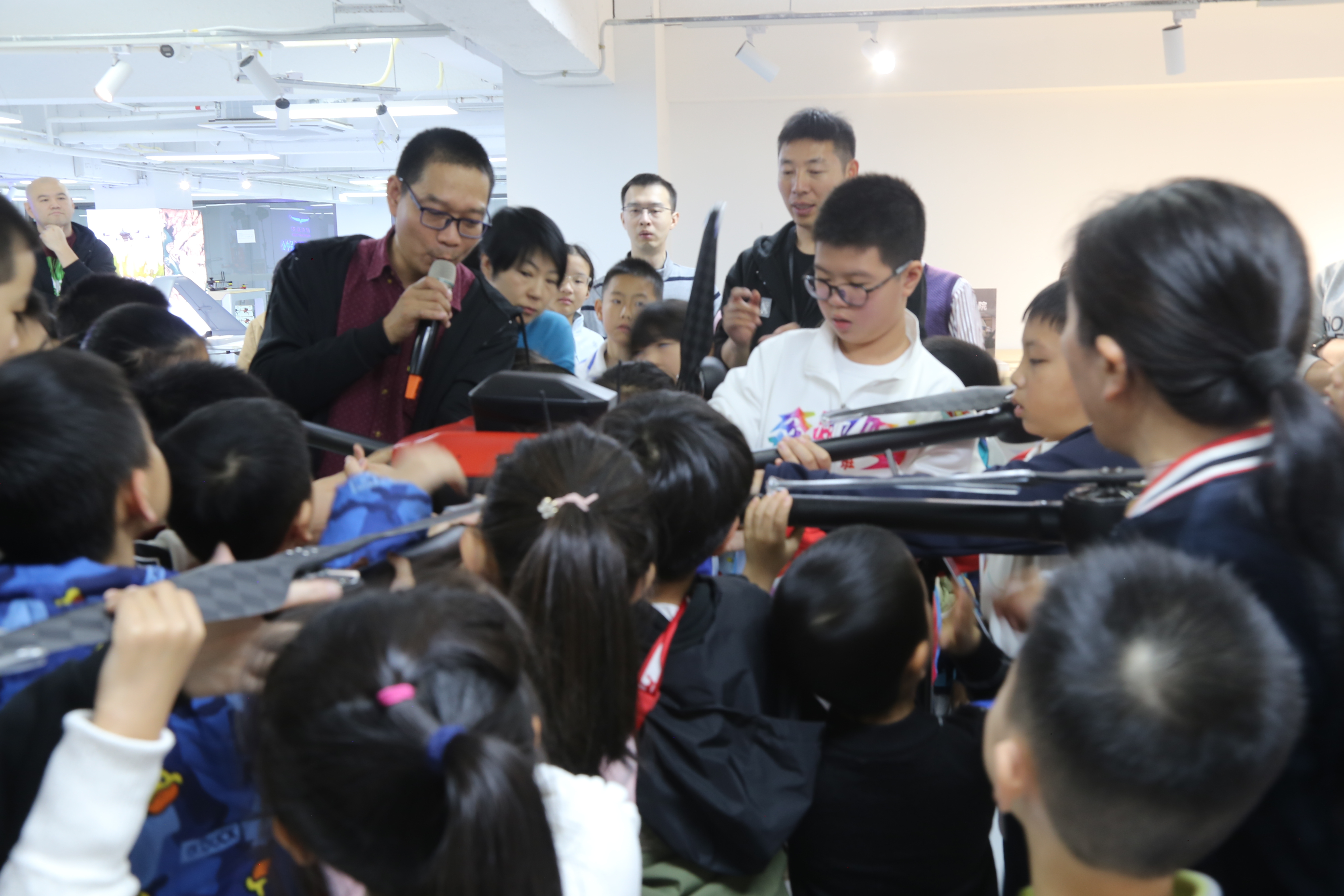 “鹏城小飞侠”无人机课堂：百名小主编开启航空科技探秘之旅