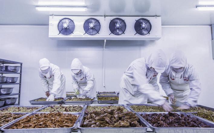 辣小鸭食品有限公司加工生产车间内，多个加工环节都采用了智能化设备。