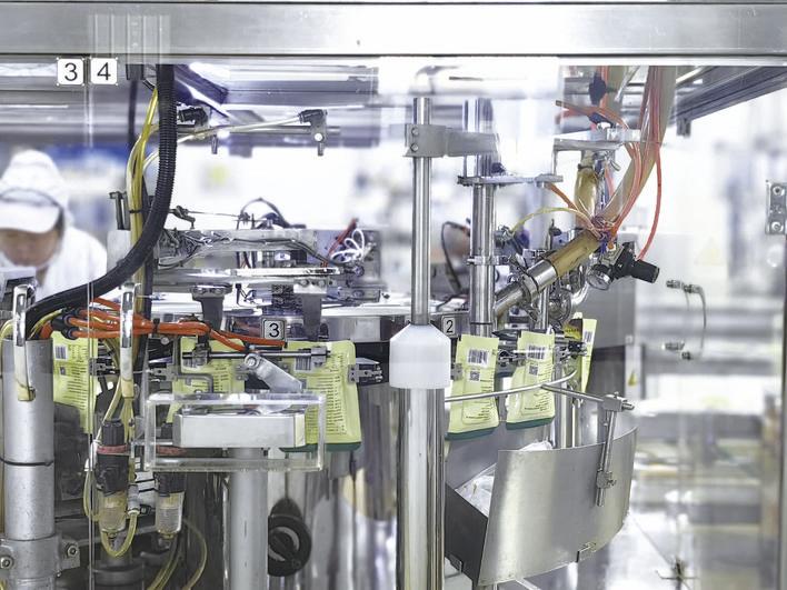 田野泉酿造有限公司生产车间里，一袋袋田野泉大豆酱从智能化生产设备下线并流向市场。 （本组摄影 梁闯）