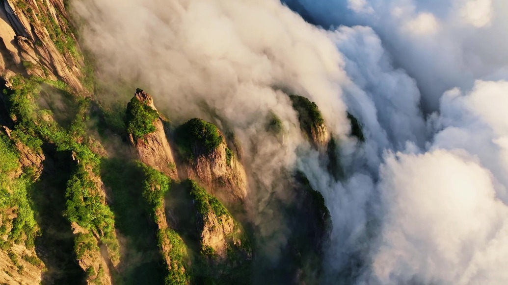 三清天下秀，敬候君来，共赏这天造地设之景。奔赴山海，让我们即刻出发！