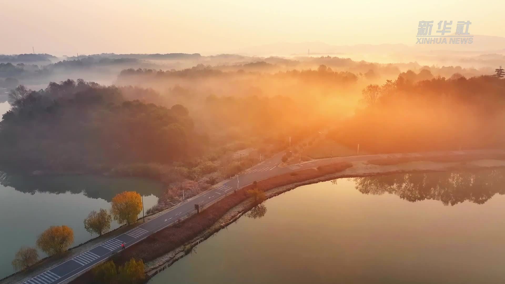 安徽池州：雾漫平天美如画