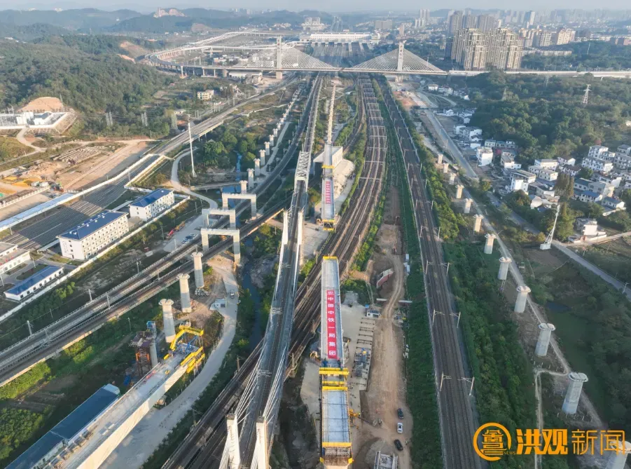 建设中的昌九高铁左线跨杭瑞高速特大桥