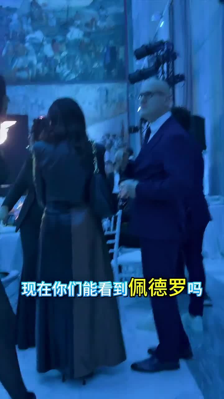 杨莉娜晒与佩德罗合影：比心佩德罗啦，别吃醋，哈哈