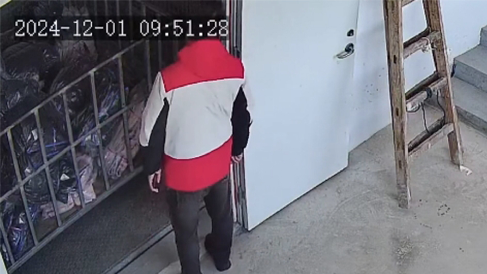 厂房货梯失灵，男子上前查看遭遇突然下坠从8.5米高跌底，当事人： 左腿粉碎性骨折，腰部骨裂，能活着已是幸运