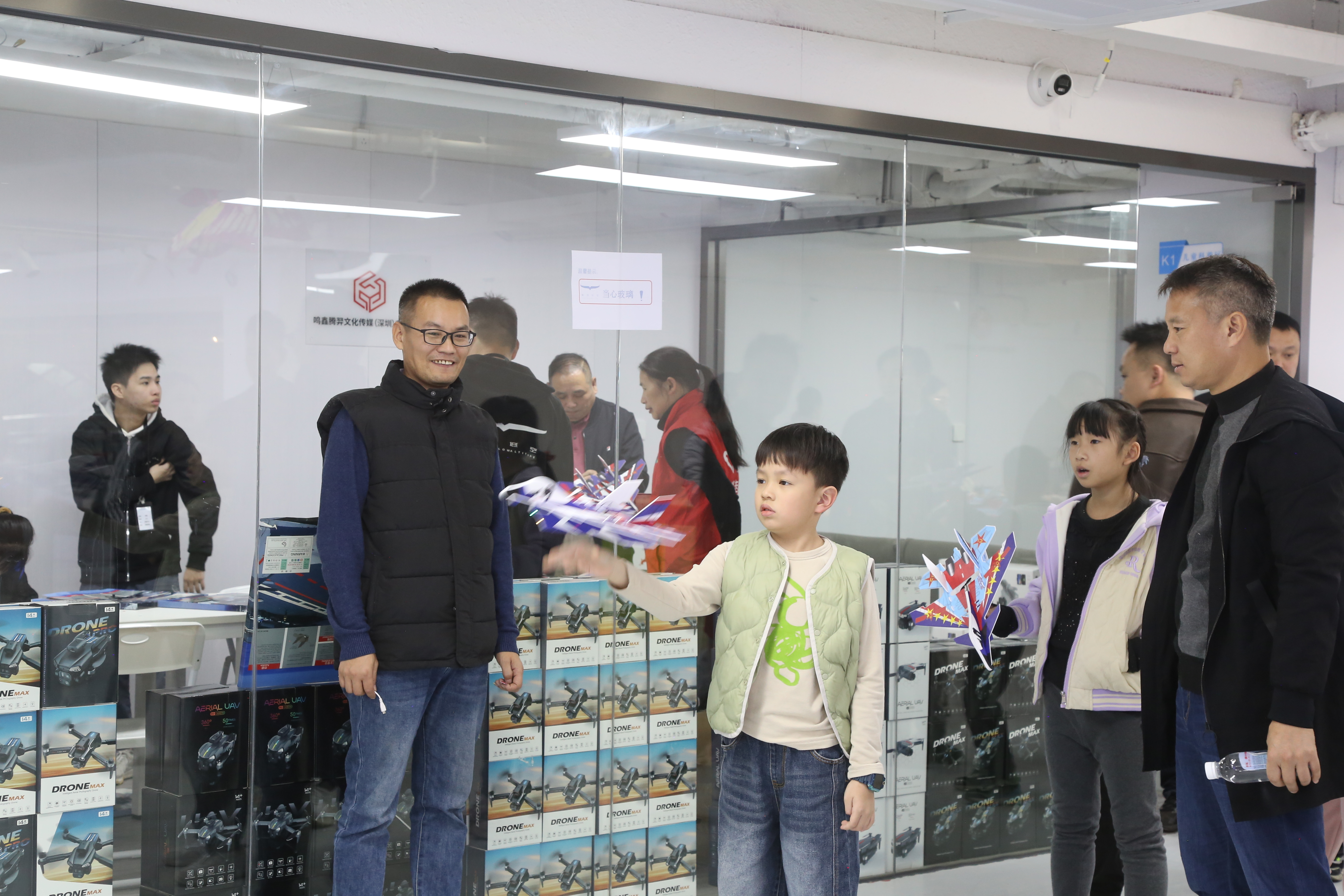 “鹏城小飞侠”无人机课堂：百名小主编开启航空科技探秘之旅