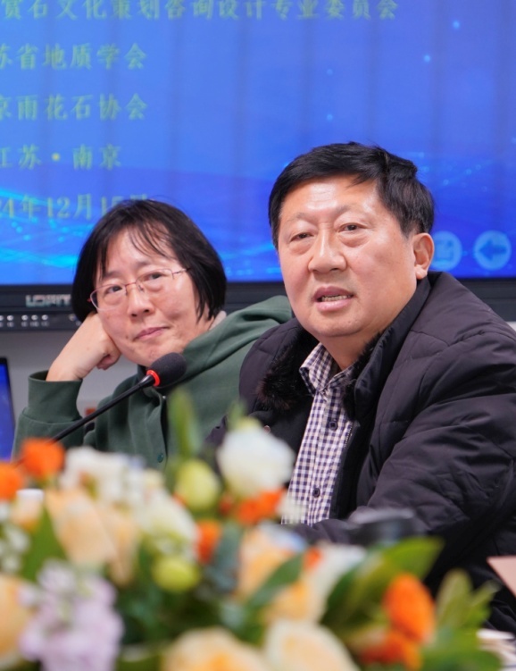 戴康乐发言。左为周晓丹
