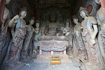 麦积山石窟第四窟，俗称：散花楼，开窟于北周。