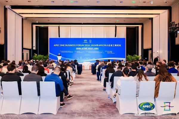 △工业和信息化部中小企业局副局长贾宏伟发表致辞