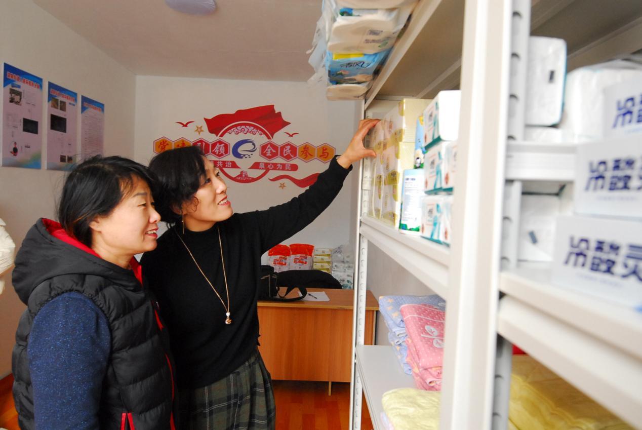 12月20日，山东省青岛市即墨区温泉街道山里村村民在村庄的“数字积分超市”查看商品。