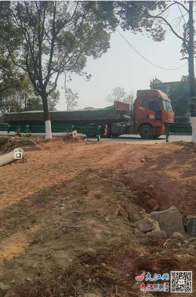 新修机耕道呈陡坡状，与320国道直角相连