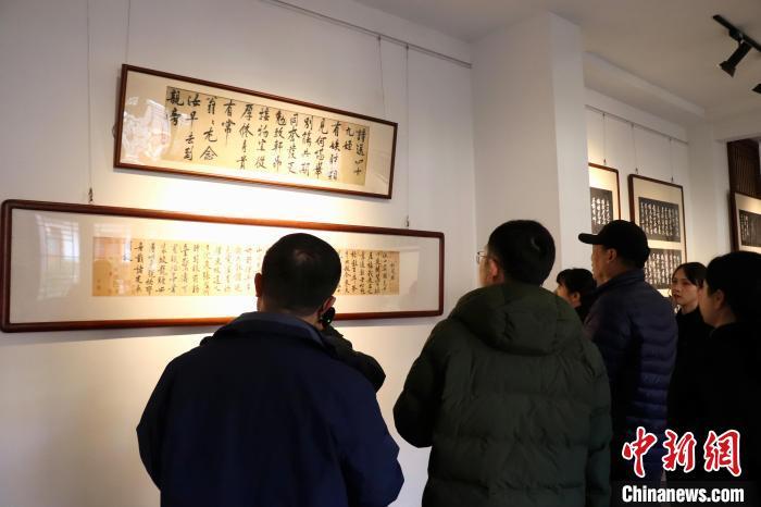 图为游客在双井村书院文化展示馆内参观黄庭坚书法作品。中新社记者 熊锦阳 摄