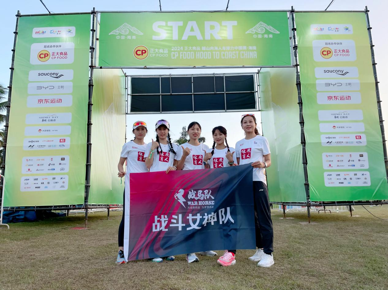 “战斗女神队”（从左至右：杨凯旋、郑小倩、张水华、唐晓芳、张双）赛前集结