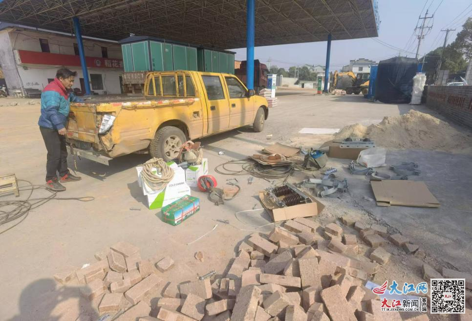 电工在做安装准备工作