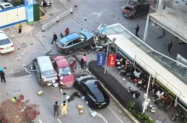 一小鹏G9出地库时疑因误踩油门豕窜狼逋：撞毁闸机和多辆车