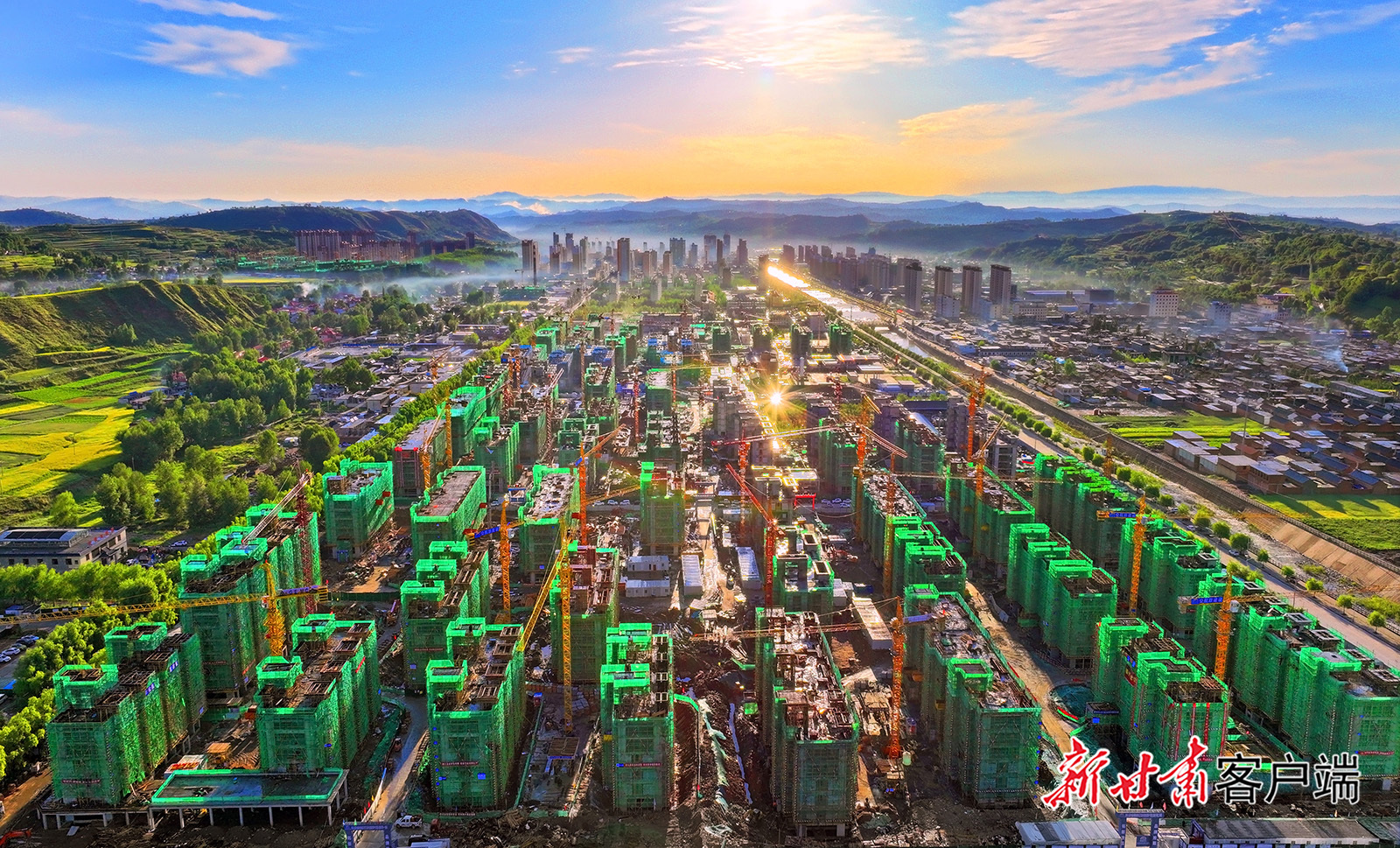 2024年7月，吹麻滩镇西片区A区集中安置点施工现场，一栋栋整齐排列的楼房在朝阳下熠熠生辉。新甘肃&middot;甘肃日报记者　田蹊