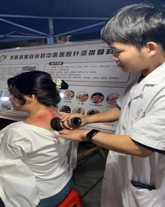 （中医夜市火龙罐治疗）