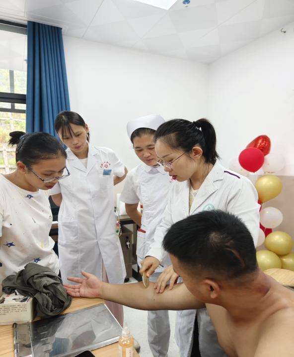 （教科内医护人员铜砭刮痧）