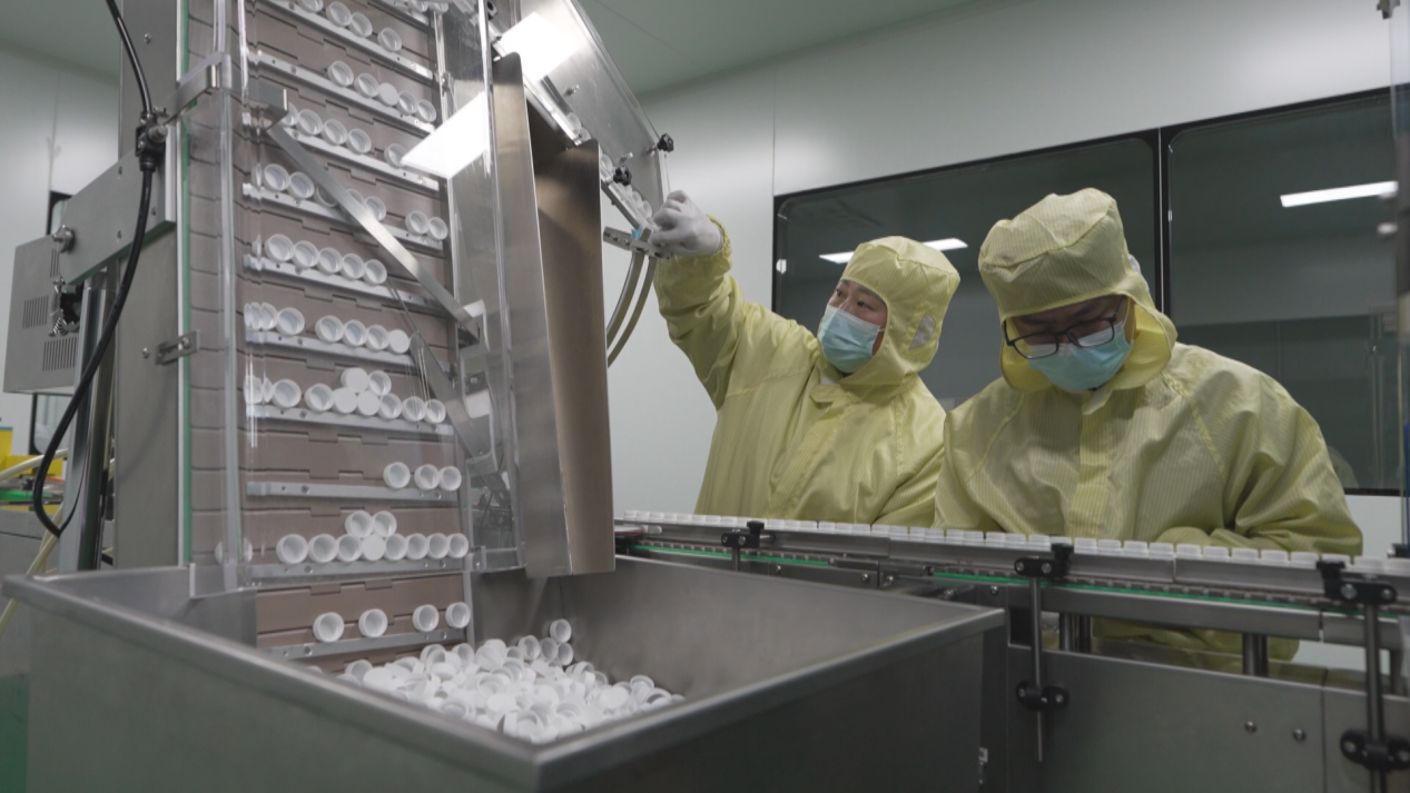 (工人们正在车间进行作业)