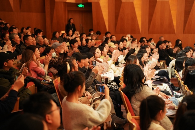 观众坐满音乐厅