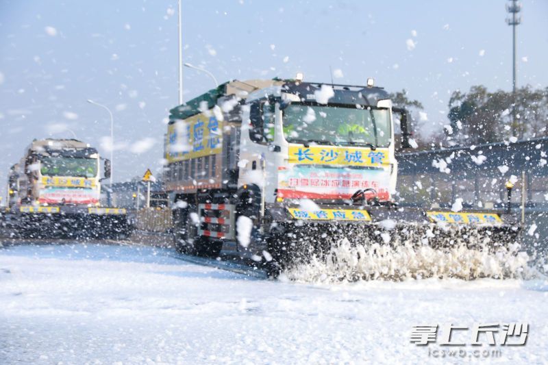 湘府路路面积雪清扫模拟演练中，车辆在自动扫除“积雪”。