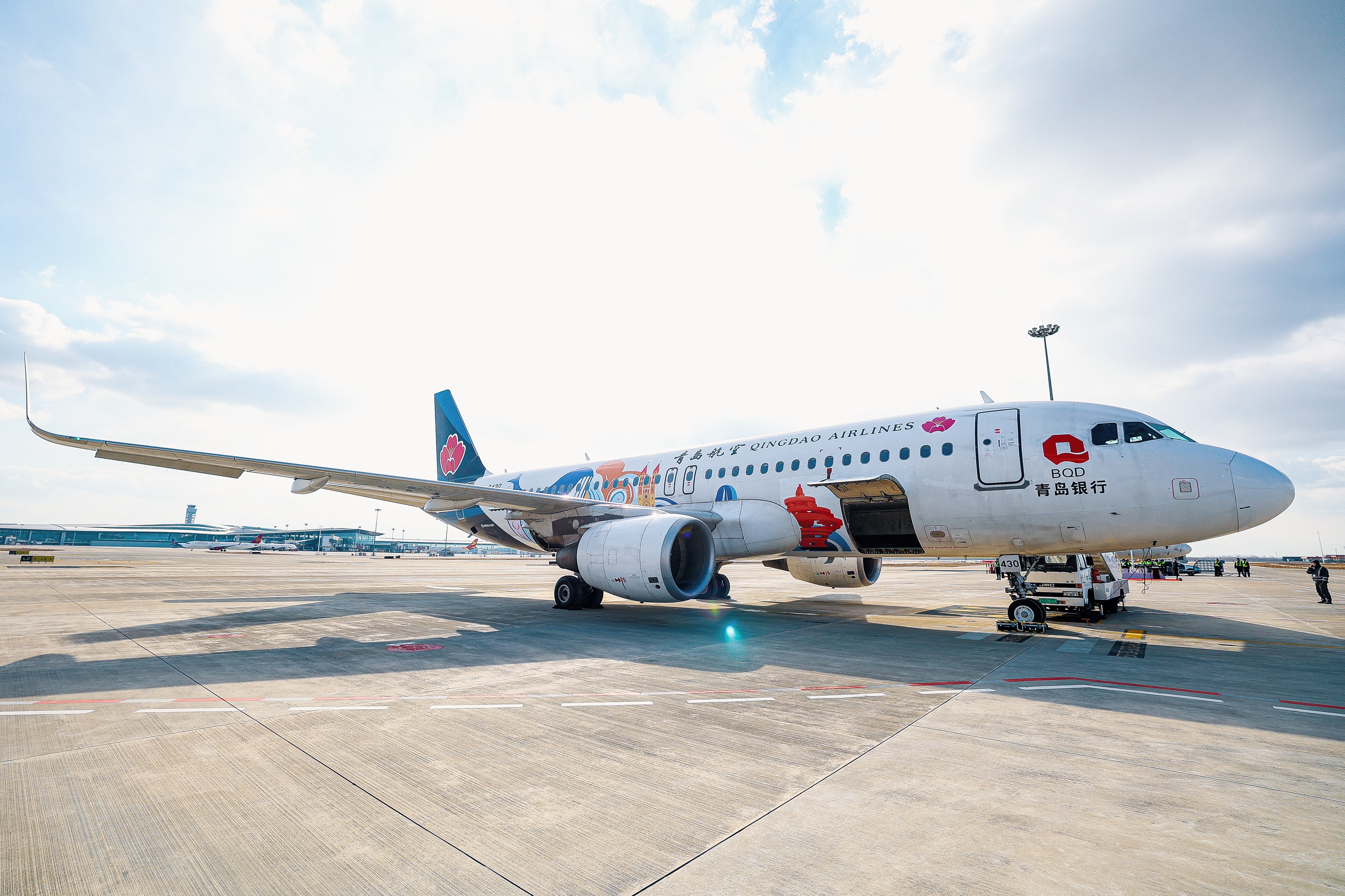 青岛银行与青岛航空跨界联合 金融“添翼” 助航空产业“扶摇直上”——“青岛银行号”今日首航