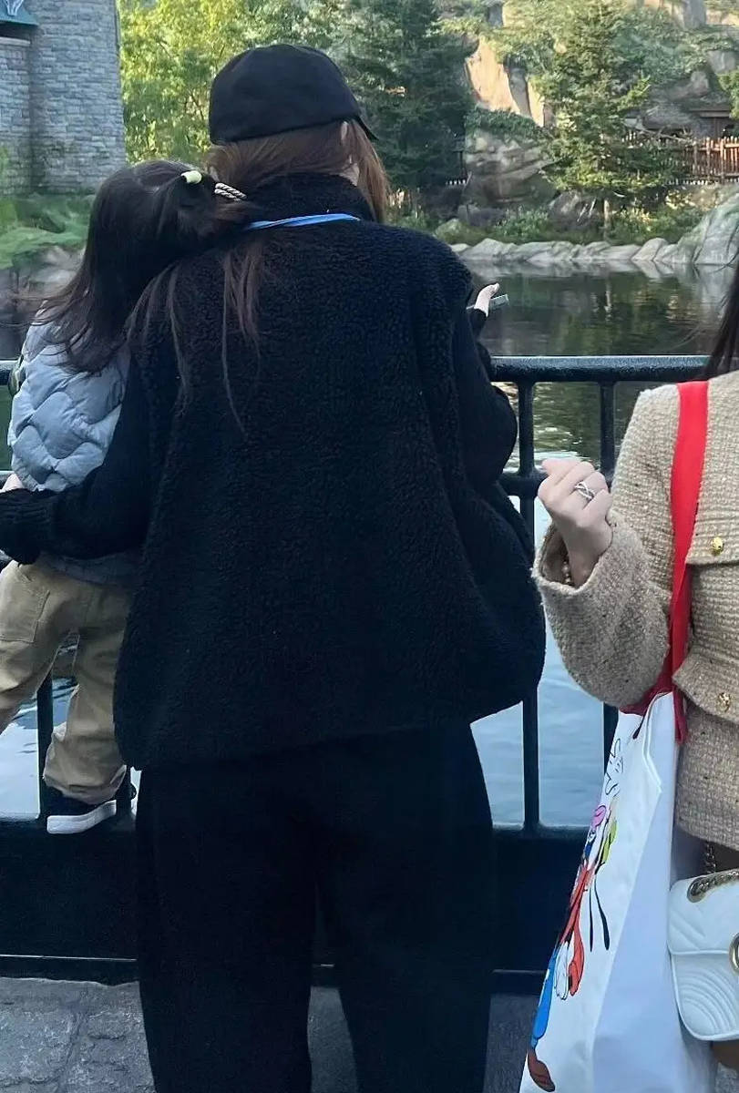 郭碧婷的女儿依偎在她的肩头，充满温情与爱意。
