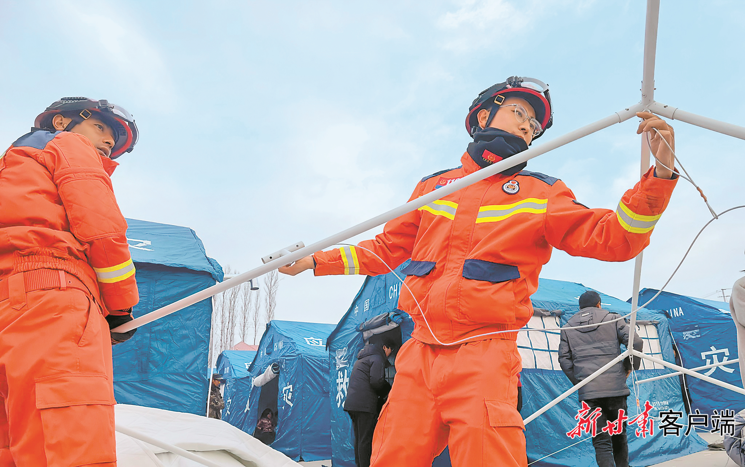 2023年12月19日，积石山县大河家镇大河村安置点，消防队员正在为受灾群众搭建帐篷。新甘肃&middot;甘肃日报记者　郁婕　田蹊　丁凯　摄