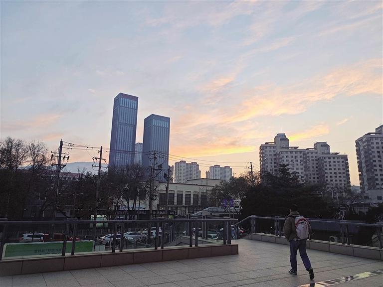 傍晚，图书馆闭馆后背着书包离开的学生。