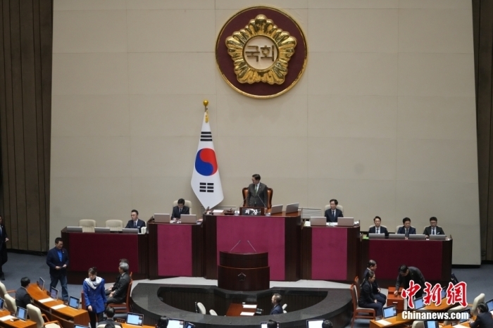 当地时间12月14日，韩国国会表决通过了对总统尹锡悦的第二次弹劾动议案。图为议员投票现场。<a target='_blank' href='/'>中新社</a>记者 刘旭 摄