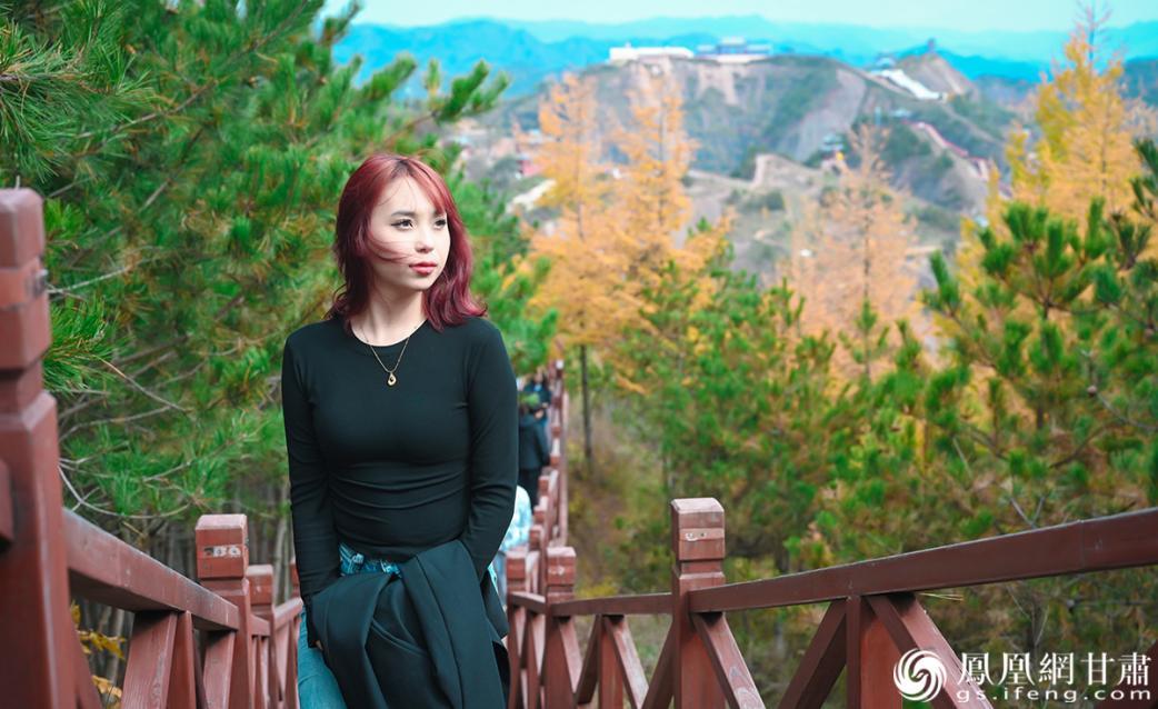 金黄的树叶点缀于苍松翠柏之间，云华山令人陶醉。