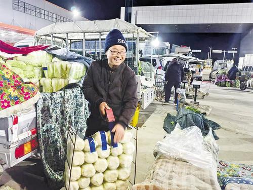 12月6日凌晨4点，首衡高碑店市场助农专区，菜农正在打包蔬菜。 本报记者 潘文静摄