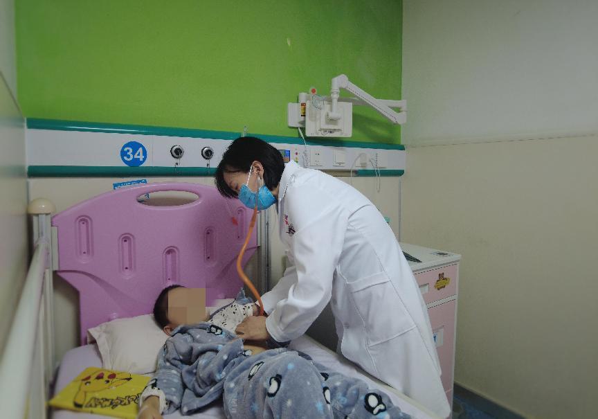 史艳平正在听诊问诊