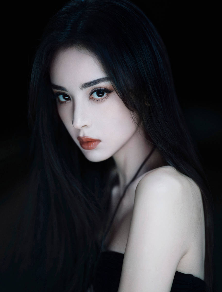 娜扎侧脸轮廓分明。
