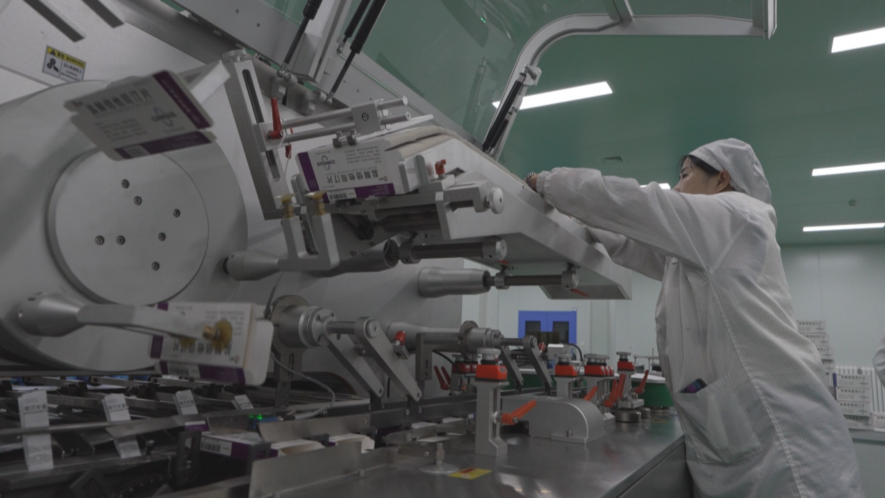 (工人们正在车间进行作业)