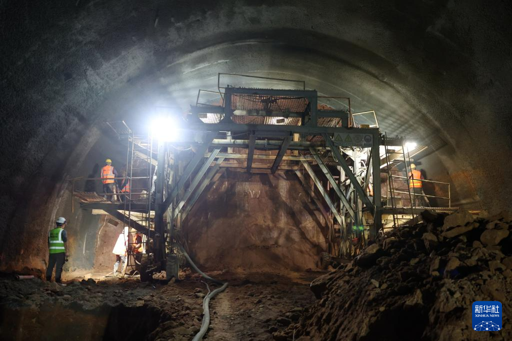 12月17日，施工人员在兰合铁路考勒隧道作业面上施工。新华社记者　陈斌　摄