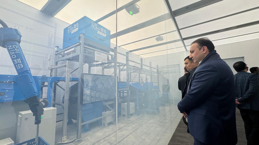 12月13日，协调员参观菜鸟集团的智能物流设备。新华社记者 段菁菁 摄