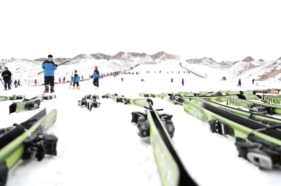 12月18日，张掖市山丹县西街小学、东街小学的学生们在当地佛山滑雪场学习滑雪，体验冬日运动的激情和快乐。