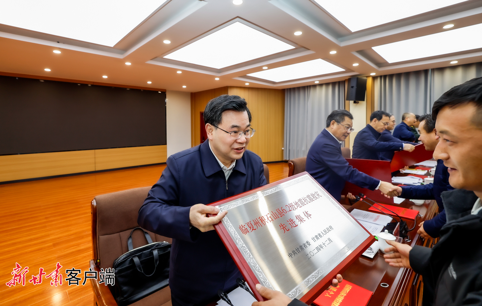 为表彰先进、树立典型、激励斗志，取得积石山灾后恢复重建和经济社会发展全面胜利，省委省政府日前决定，表彰临夏州积石山县6.2级地震抗震救灾先进集体和先进个人。新甘肃&middot;甘肃日报记者　孟捷
